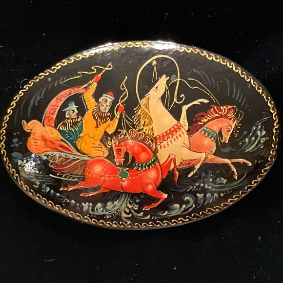 USSR brooch Jewelry - RUSSIAN HAND PAINTED LACQUERED BROOCH TROIKA SCENE USSR STAMPED